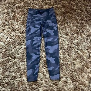 Old navy active NWOT 7/8 camo leggings with pockets size medium